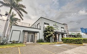 Hotel Caña Brava Inn
